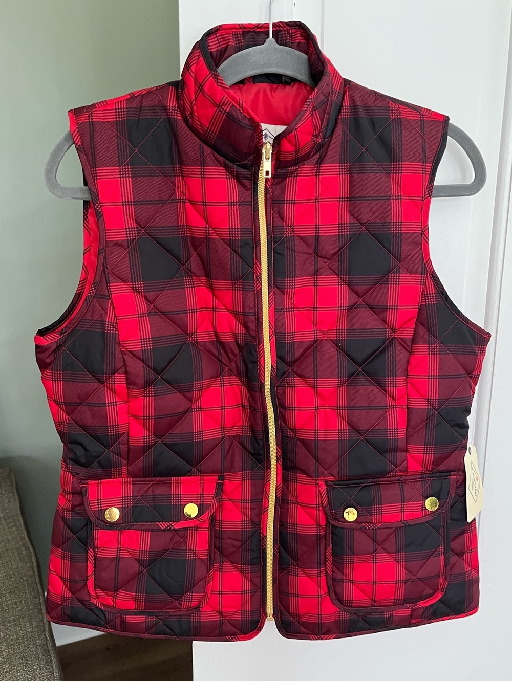 NWT Quilted Vest Woman’s size Small Red Black